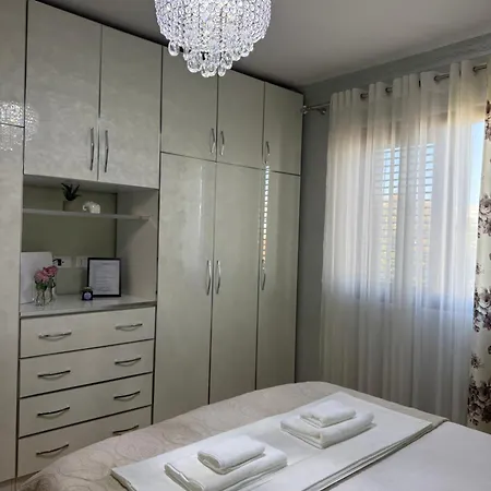 Daire Gega Apartment's 1 *